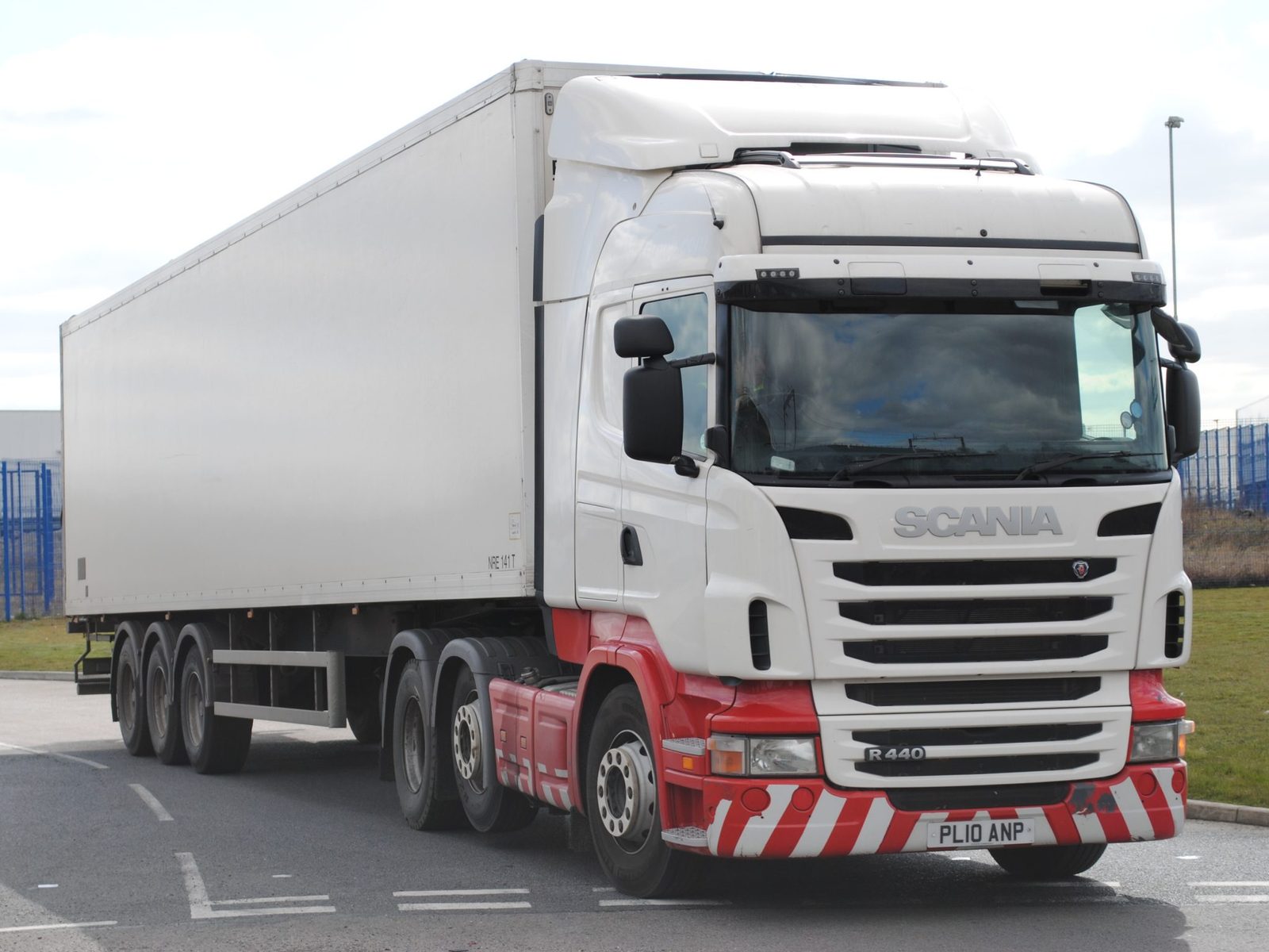 Scania tractor unit and curtainsider trailer